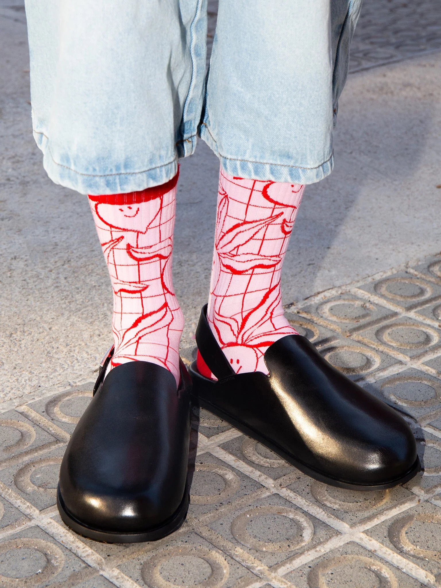 Rosa gemusterte Eat My Socks Socken zu schwarzem Schuh