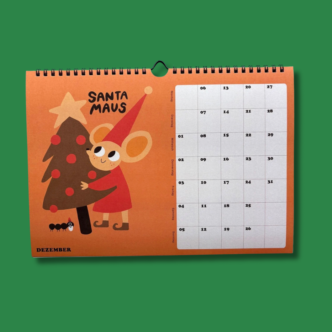 Dezember-Seite des Mauskalenders 2027 mit Santa Maus am Weihnachtsbaum