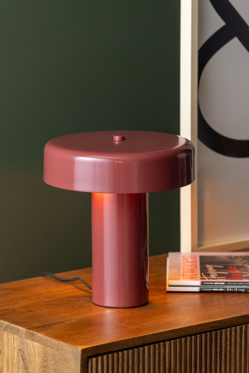 Burgundy-rote Tischleuchte Riqueza Palo von Leitmotiv auf einem Sideboard