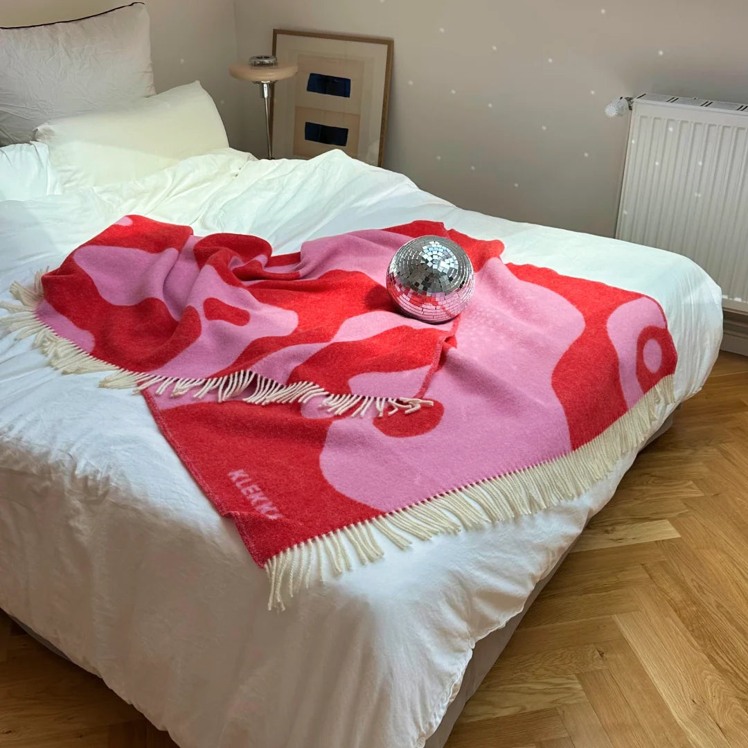 Pink-rote Klekks Decke No. 8 als Tagesdecke auf dem Bett