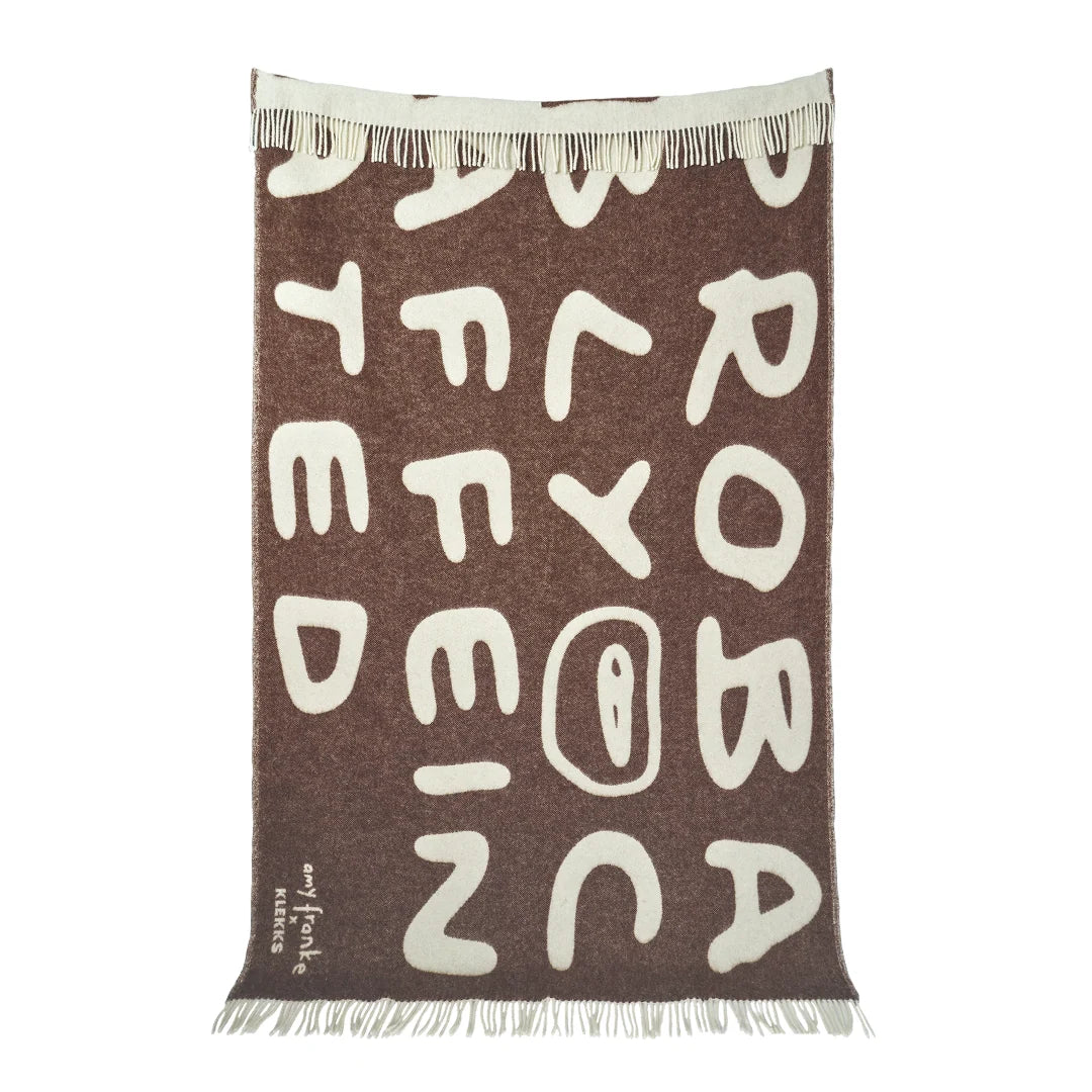 Braune Wolldecke mit cremefarbenem „PROBABLY CAFFEINATED“-Schriftzug und Fransen