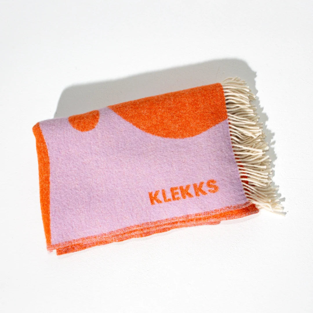 Zusammengefaltete Klekks Wolldecke No. 8 in Orange und Lila