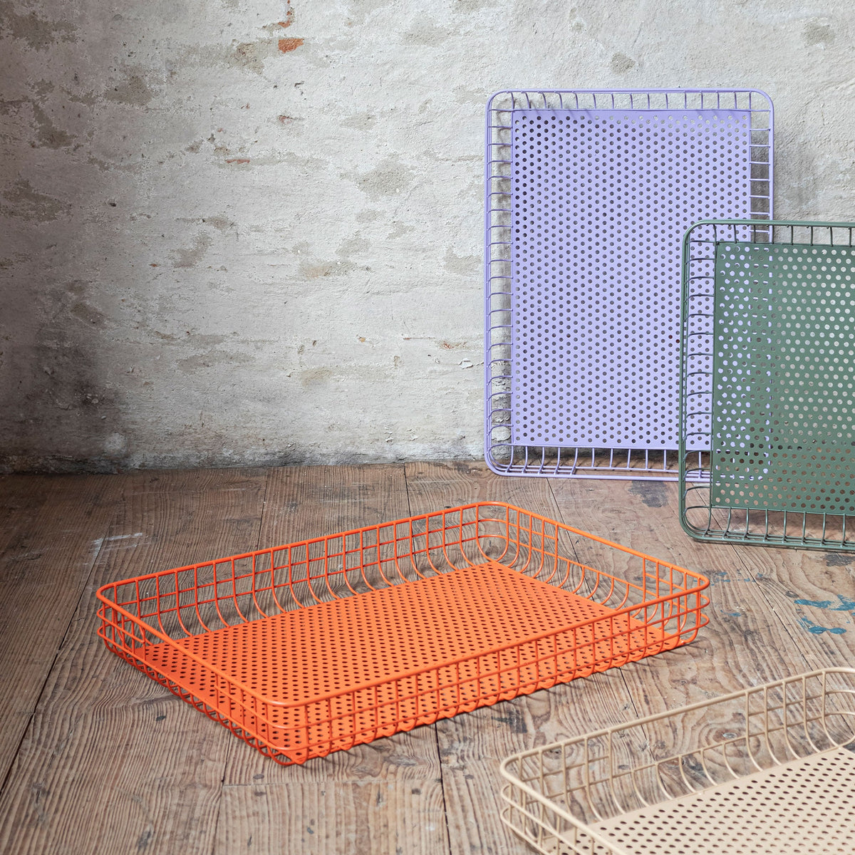 Orangefarbenes Metall-Tablett „Tray“ von Mette Ditmer als dekorative Ablage.