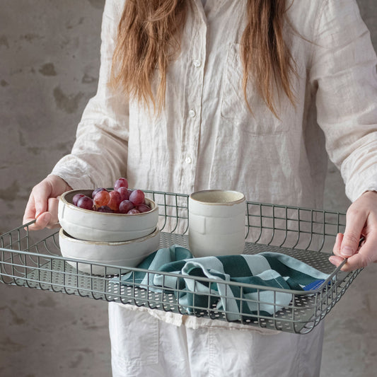 Metall-Tablett „Tray“ von Mette Ditmer in Grün als Serviertablett für Frühstück und Getränke.