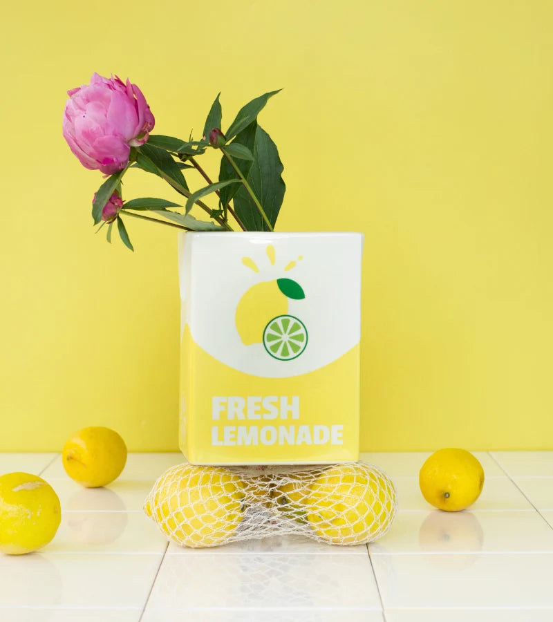 Lemonade-Vase von L’Expressionist mit rosa Blumen und Zitronen dekoriert