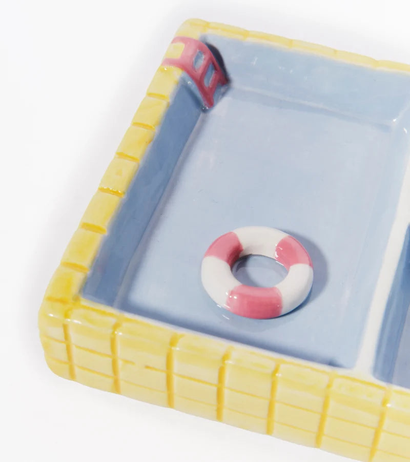 Detailansicht der Pool-Schmuckschale mit Rettungsring und Leiter