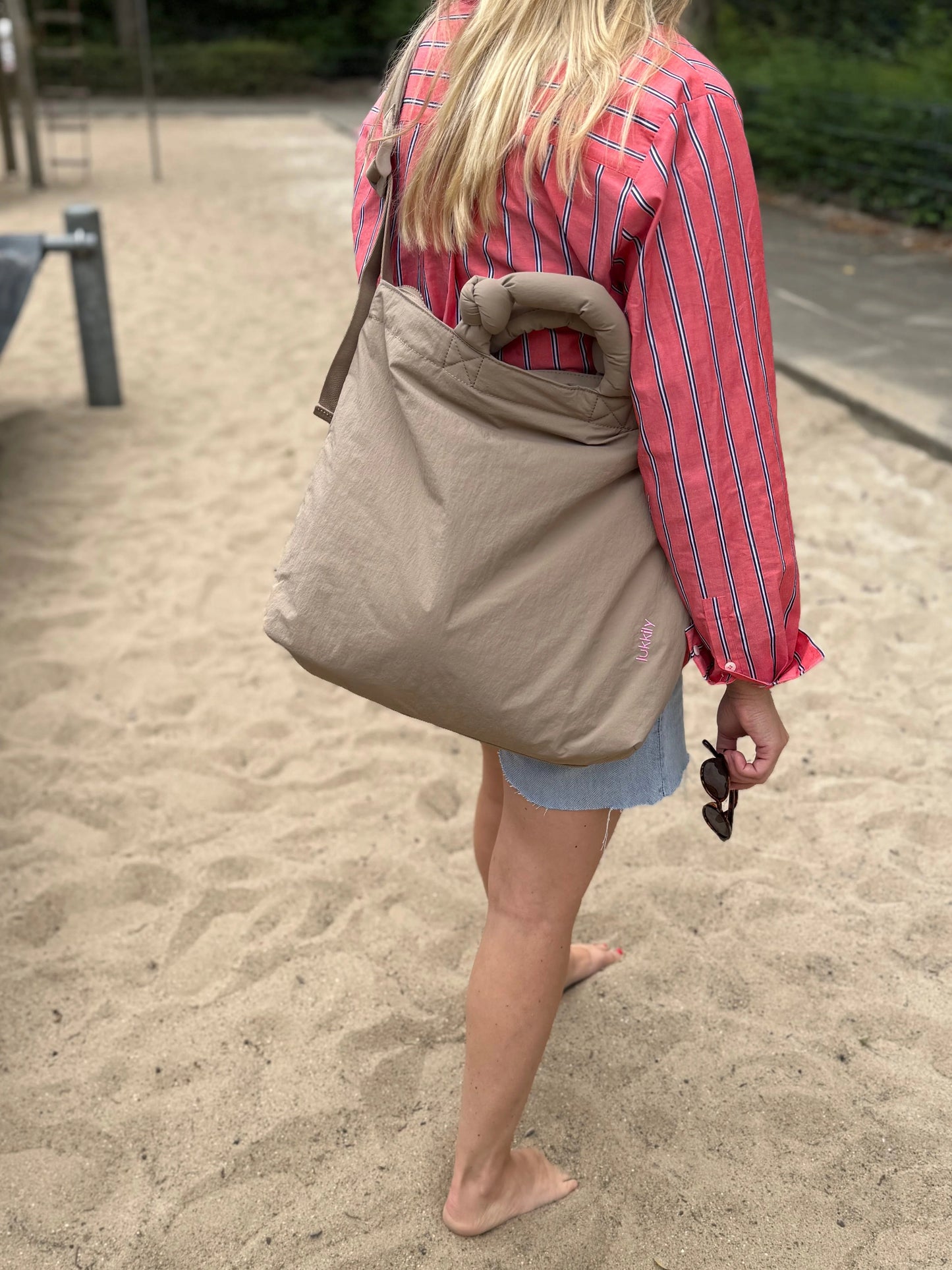 Beige Lukkily Tote Bag mit langem Schultergurt am Strand