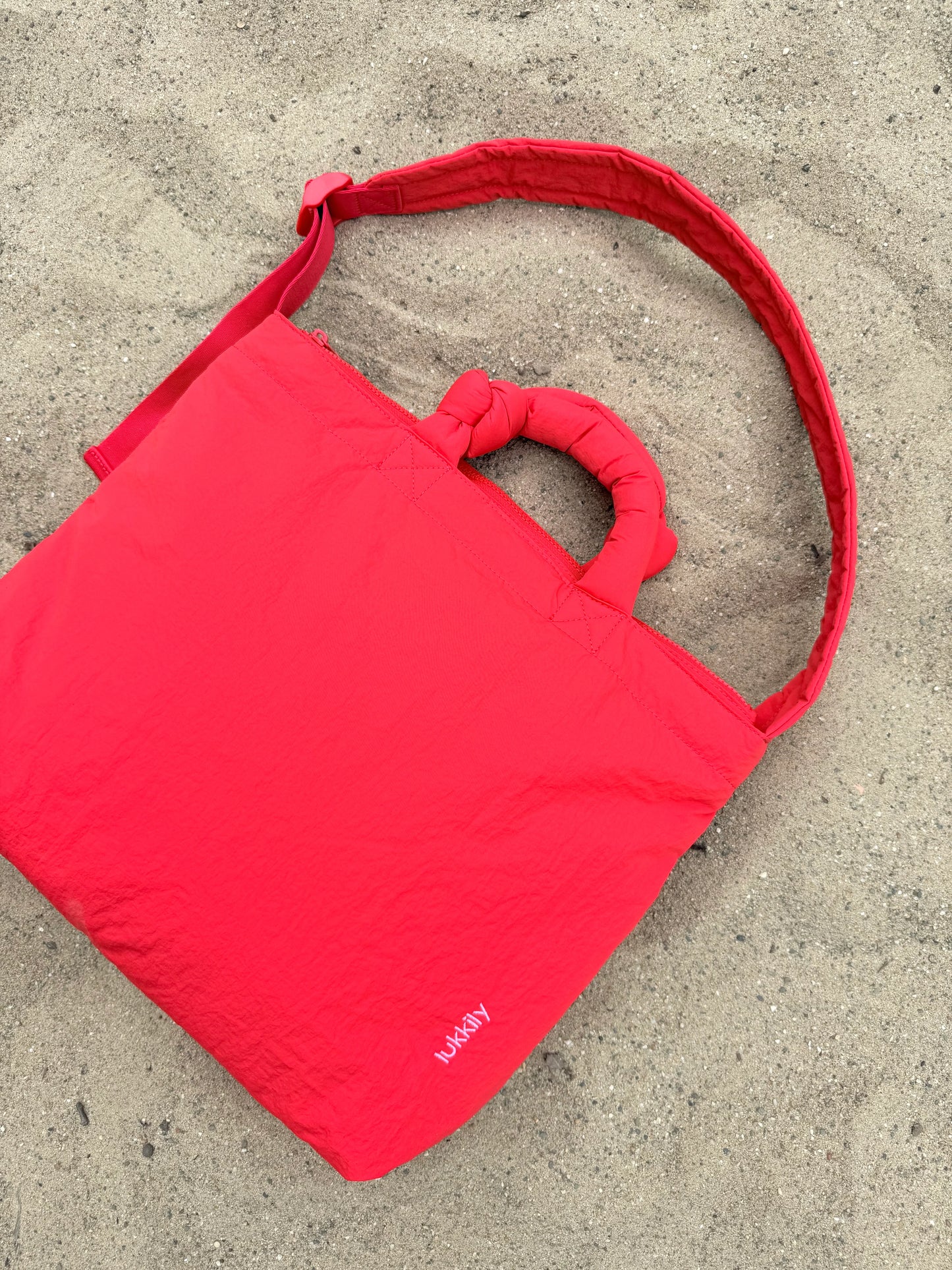 Rote Lukkily Tote Bag mit kurzem Knotengriff und verstellbarem Schultergurt