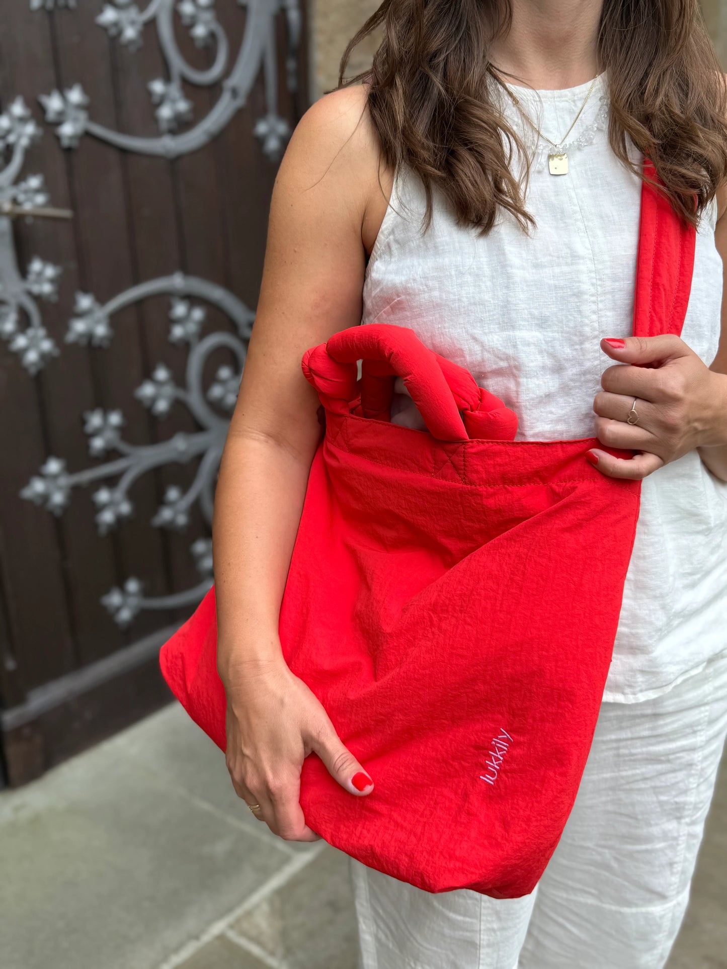 Rote Lukkily Tote Bag mit langem Schultergurt getragen