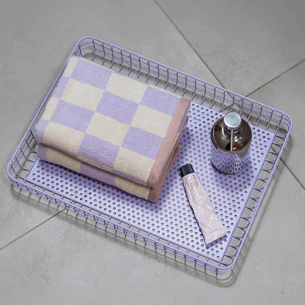 Fliederfarbenes Metall-Tablett „Tray“ von Mette Ditmer für Dekoration und Organisation.