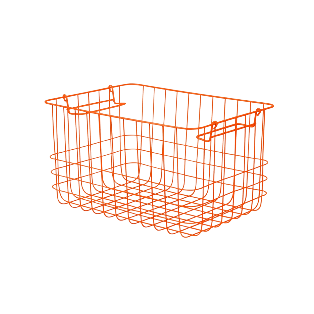 Orangefarbener Metallkorb „Wire Basket Medium“ von Mette Ditmer.