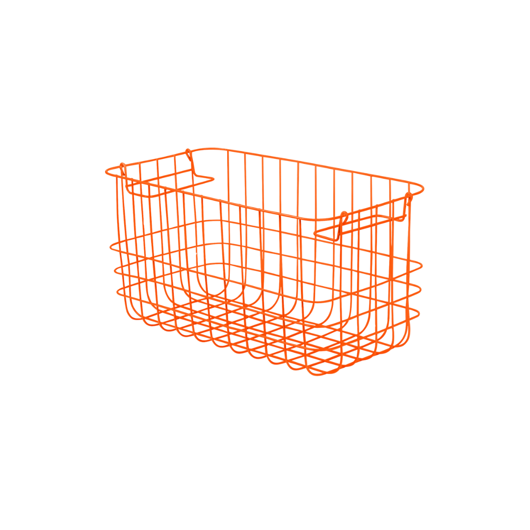 Orangefarbener Metallkorb „Wire Basket Small“ von Mette Ditmer.
