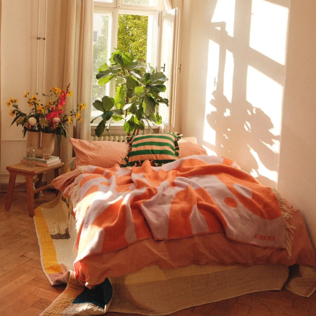 Orange-lilafarbene Klekks Decke No. 8 in einem sonnigen Schlafzimmer