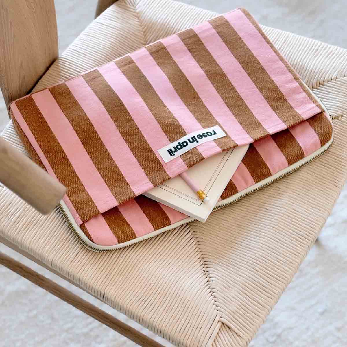 Braun-rosa gestreifte Laptop-Tasche von Rose in April mit Laptop