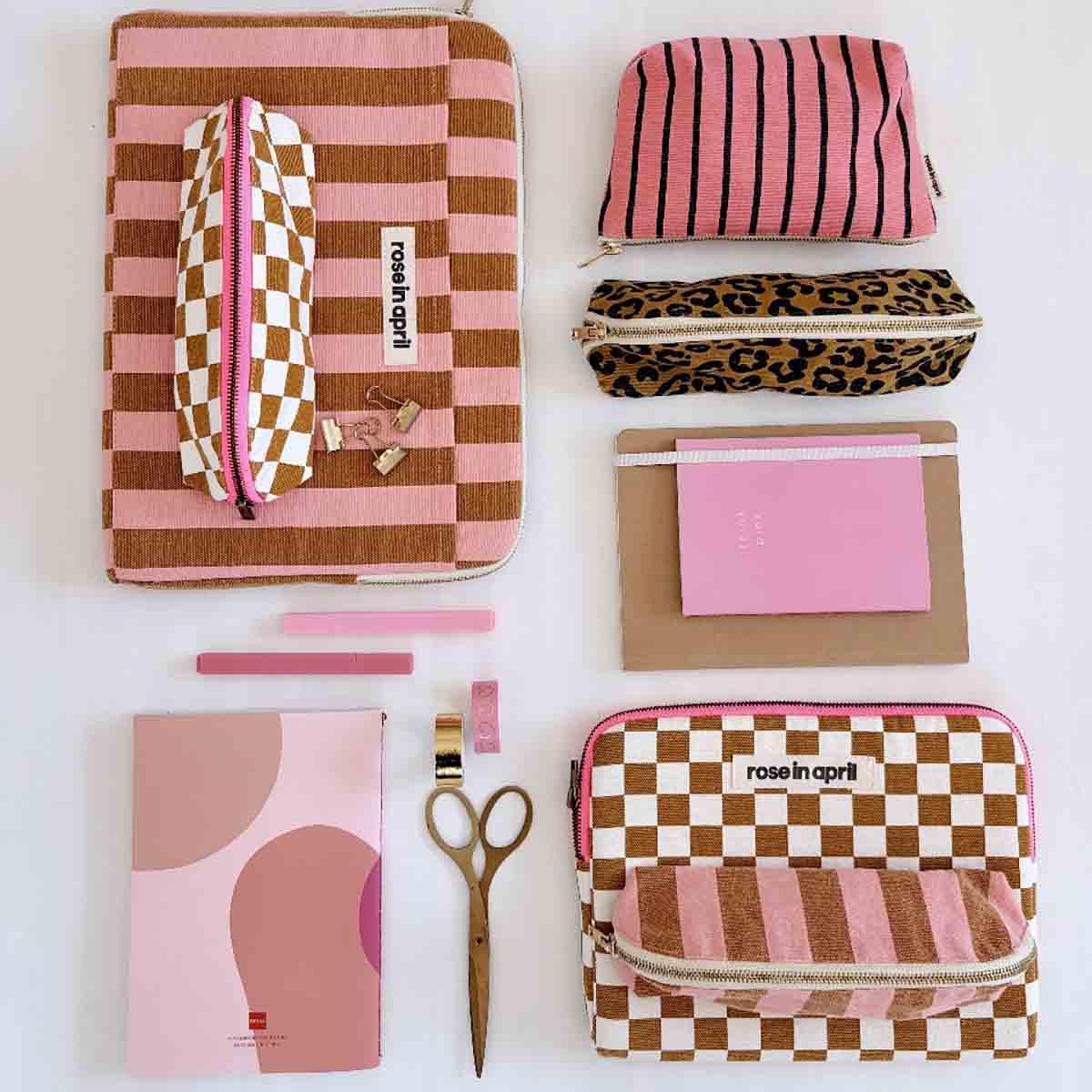Verschiedene Laptop-Taschen und Accessoires von Rose in April in Rosa und Braun