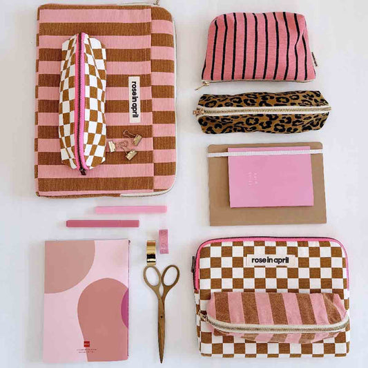Verschiedene Laptop-Taschen und Accessoires von Rose in April in Rosa und Braun