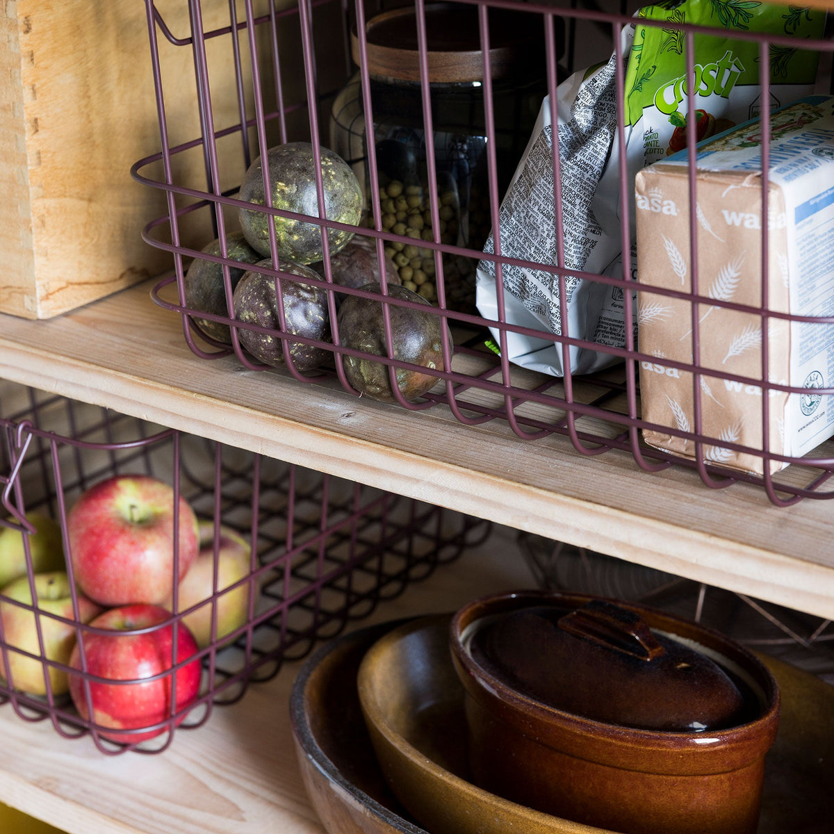 Bordeauxfarbener Metallkorb „Wire Basket Small“ von Mette Ditmer als Aufbewahrungskorb in der Küche.