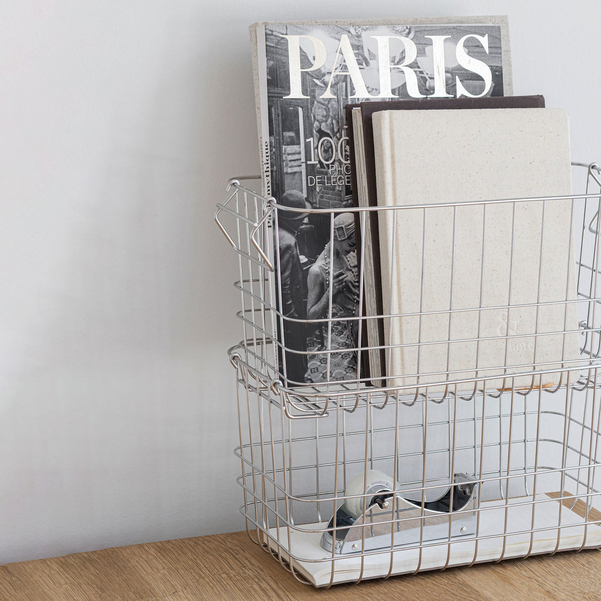 Chromfarbener Metallkorb „Wire Basket Small“ von Mette Ditmer als Zeitschriftenkorb.