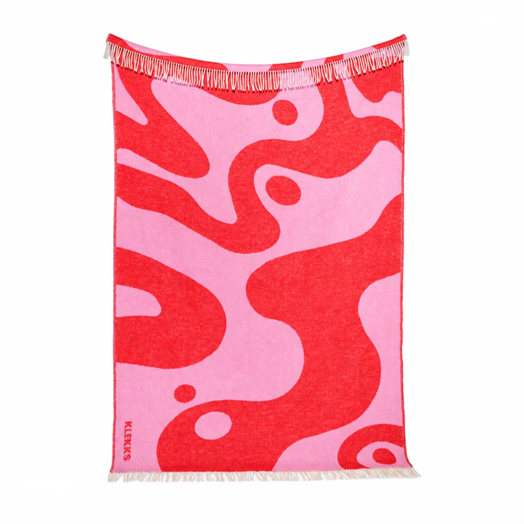 Klekks Decke No. 8 in Pink und Rot mit abstraktem Muster und Fransen