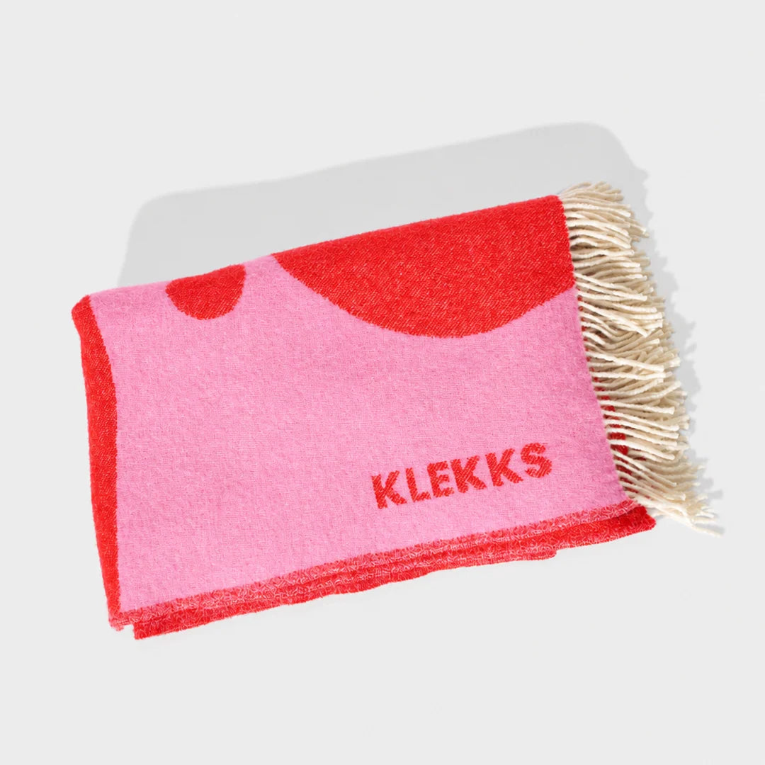 Zusammengefaltete Klekks Wolldecke No. 8 in Pink und Rot
