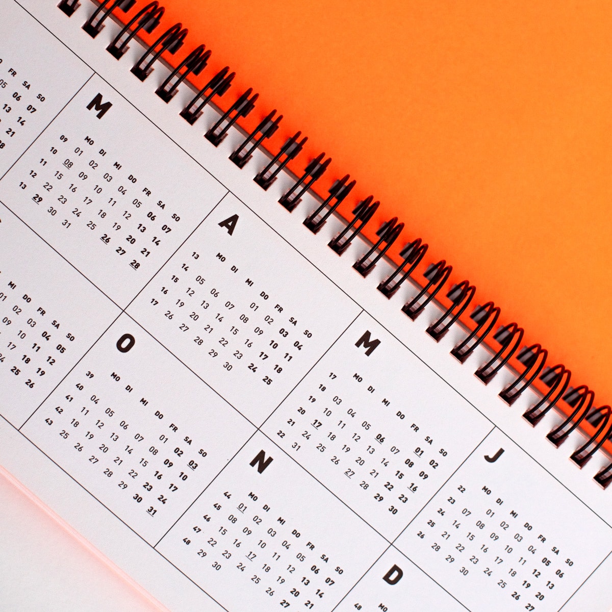 Jahresübersicht im FOX & POET Tischkalender 2027