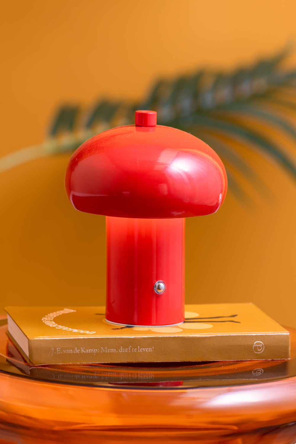 Rote Retro Seta LED-Tischleuchte auf einem Beistelltisch