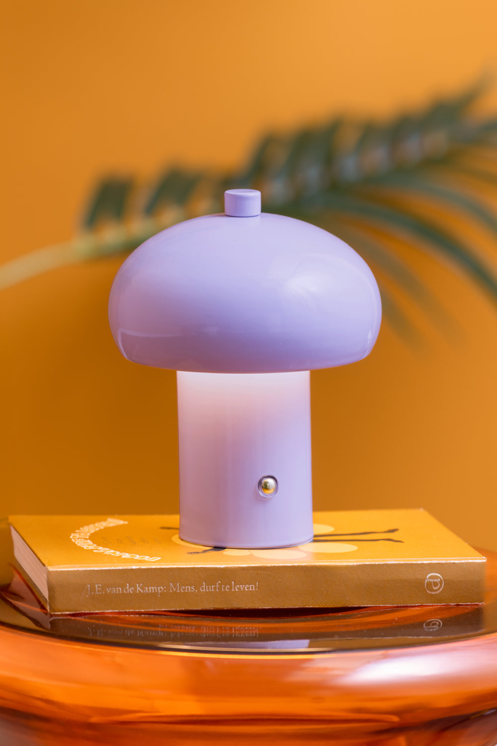 Fliederfarbene Retro Seta LED-Tischleuchte auf einem Beistelltisch