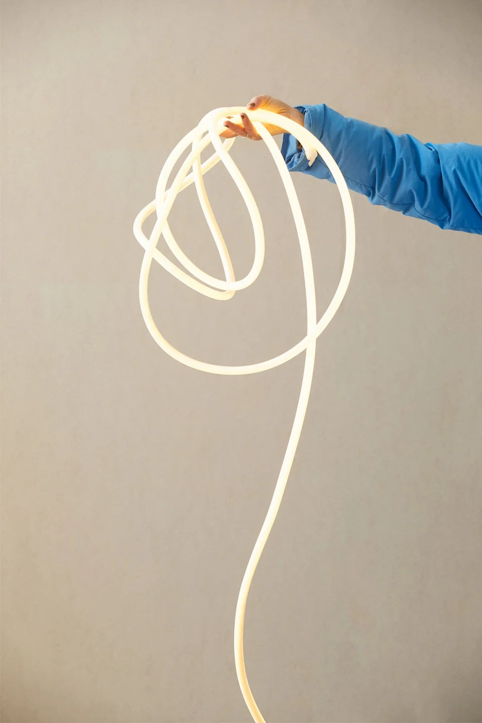 Flexible LED-Leuchte FLEX TUBE beim Formen mit der Hand