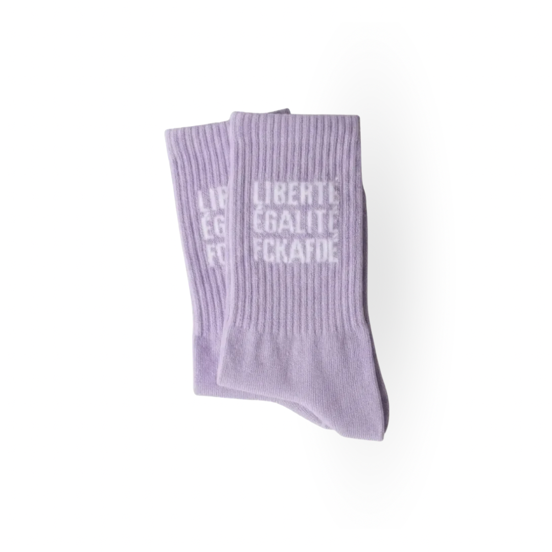 Lilafarbene Statement-Socken mit Aufschrift „Liberté, Égalité, FCKAFD“