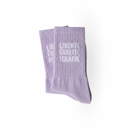 Lilafarbene Statement-Socken mit Aufschrift „Liberté, Égalité, FCKAFD“
