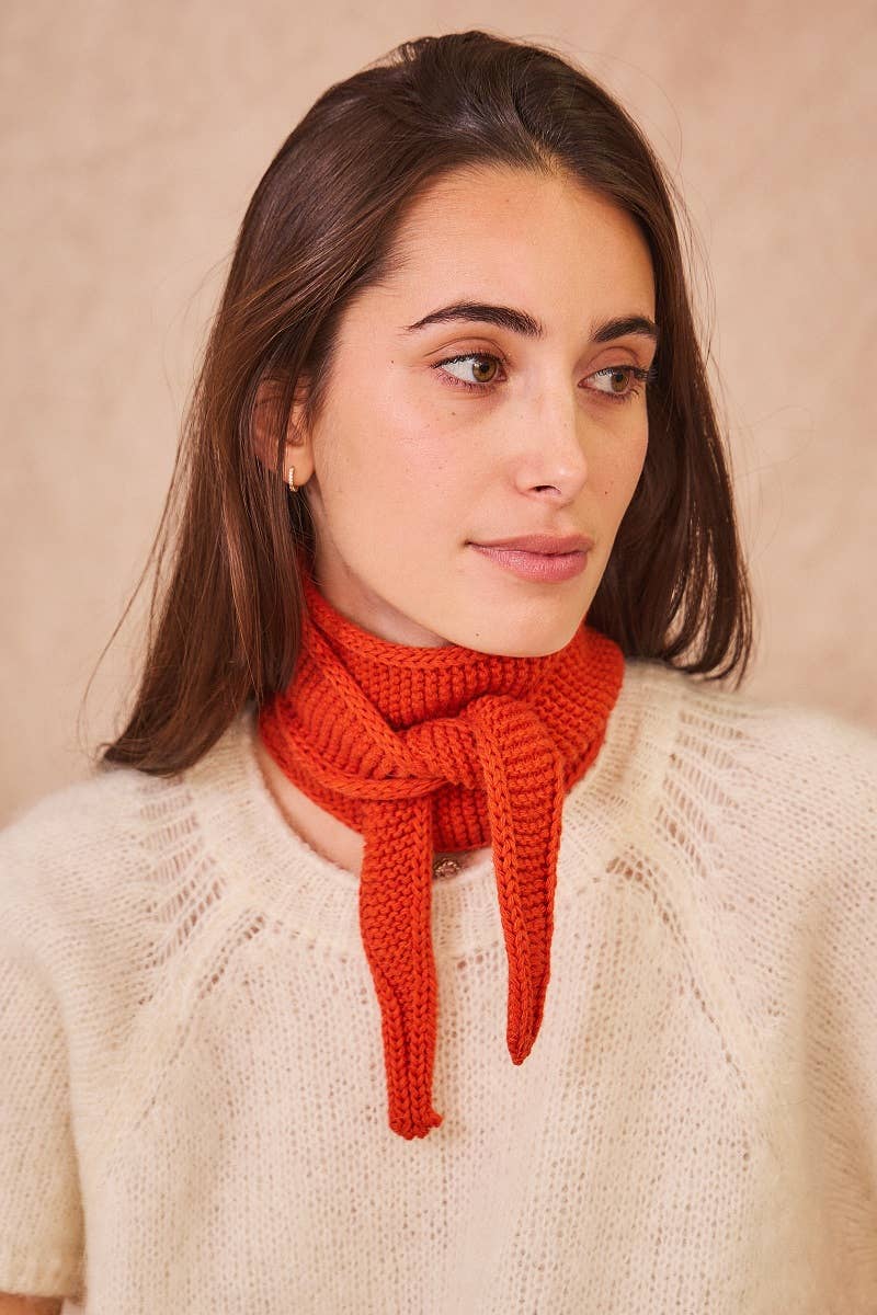 Sophie Scarf in Orange um den Hals geknotet