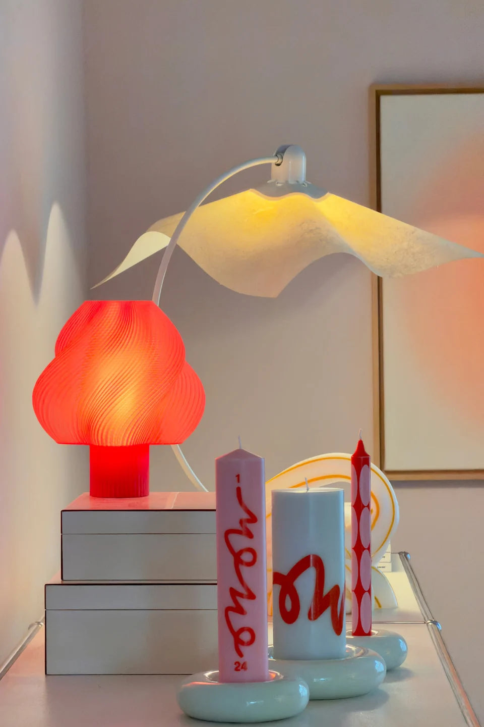 Rosa-rote Studio About Adventskerze mit farbigen BOB Kerzenhaltern