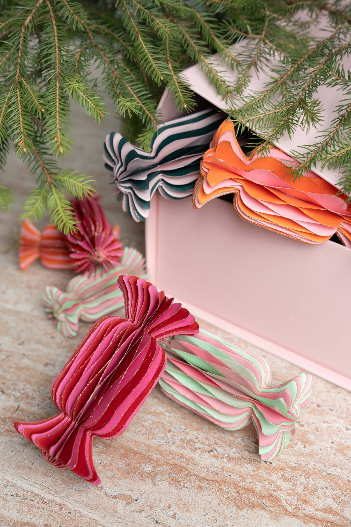 Handgefertigte Bonbon-Anhänger aus Papier mit Tannenzweigen