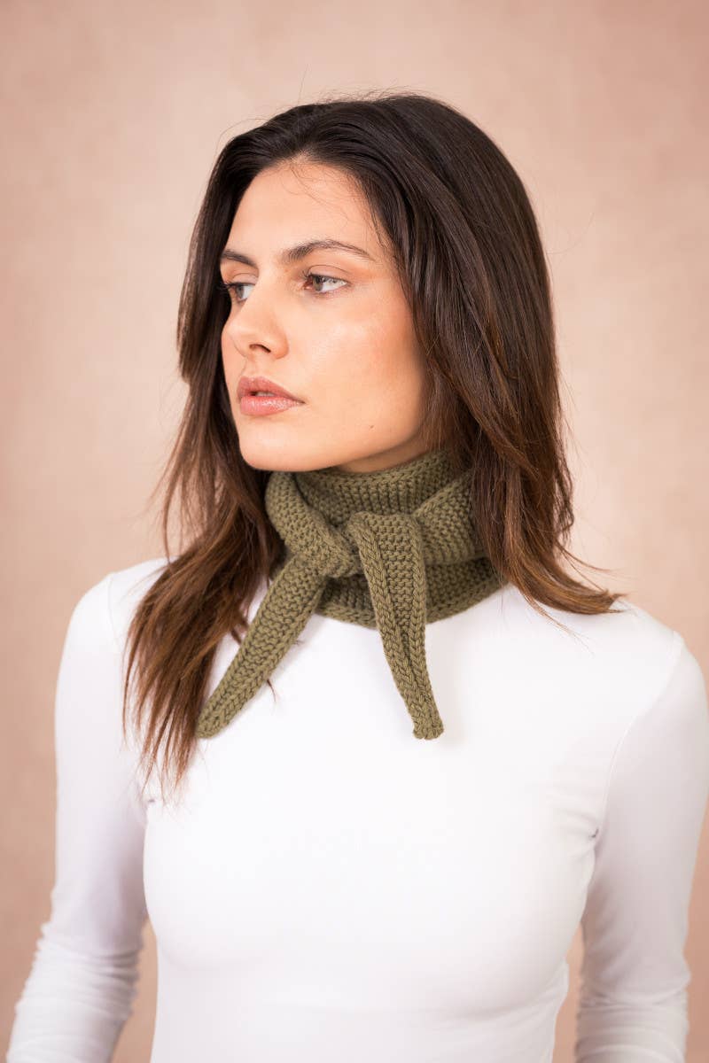 Sophie Scarf in Olivgrün als Dreiecksschal getragen