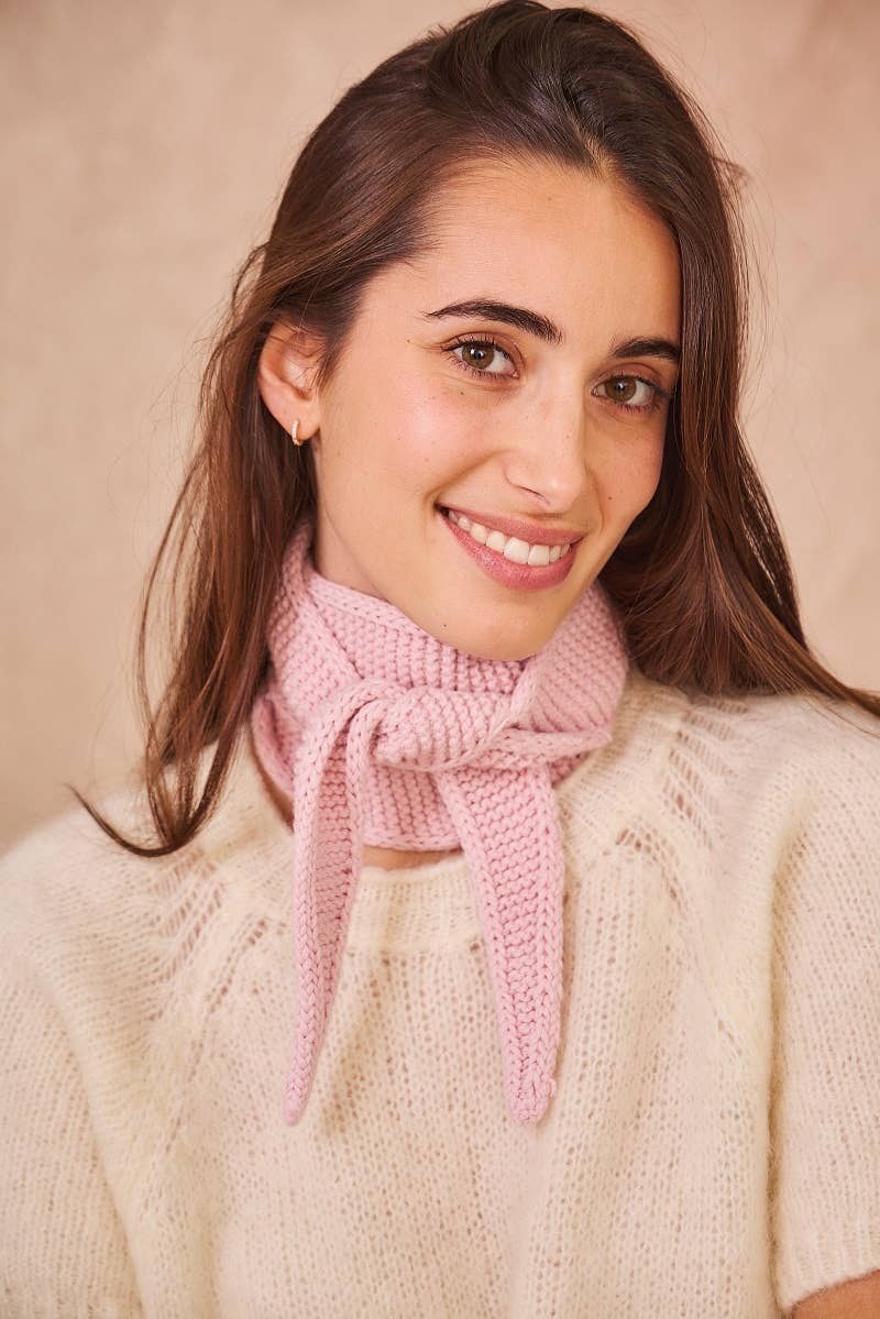 Sophie Scarf in Hellrosa als schmaler Dreiecksschal getragen
