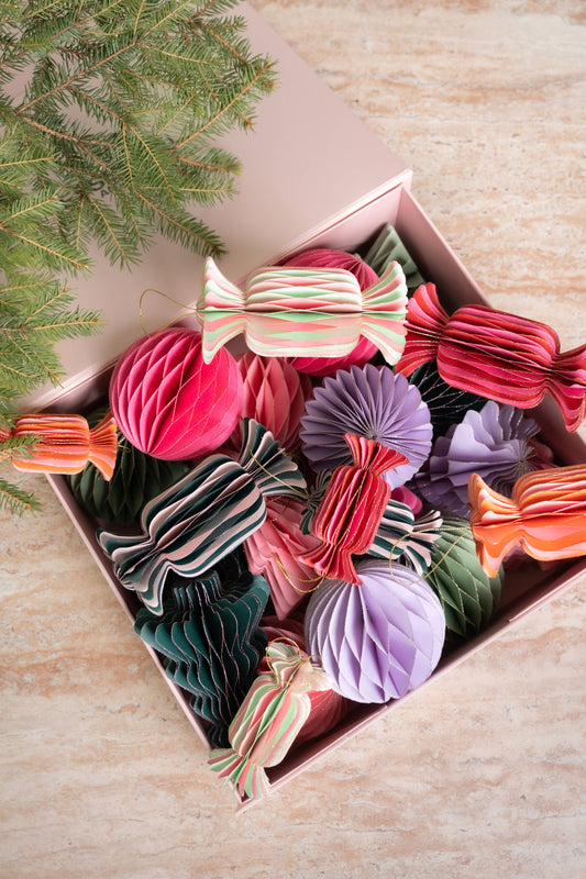 Bunte Bonbon-Weihnachtsanhänger von by Vivi in einer Geschenkbox