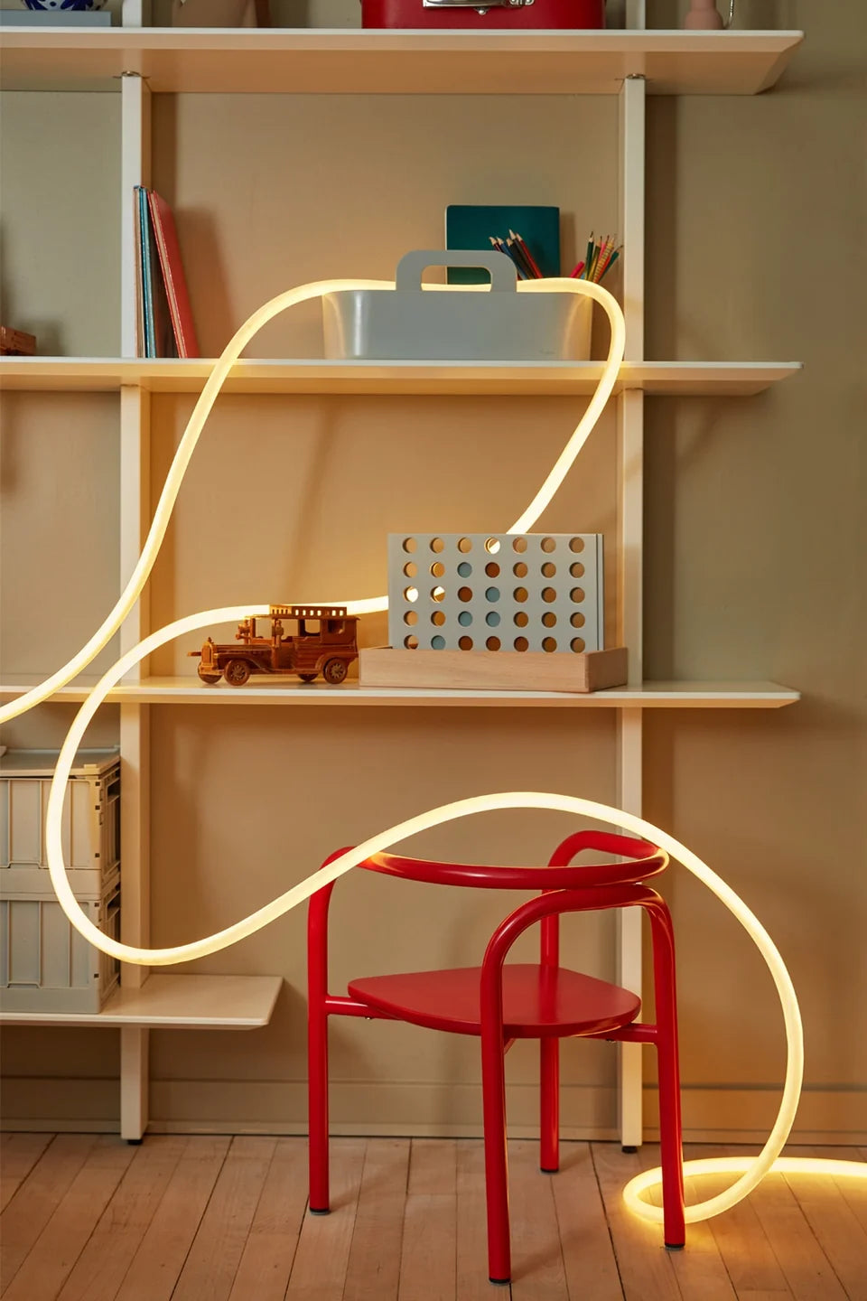 Warmweiße FLEX TUBE als frei geformte Lichtinstallation im Wohnraum