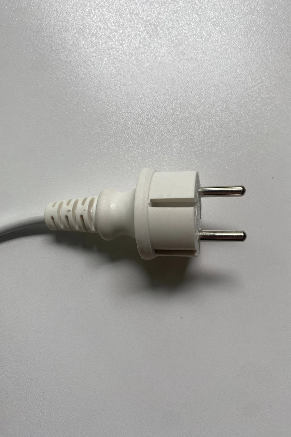 Netzstecker der warmweißen FLEX TUBE von Studio About